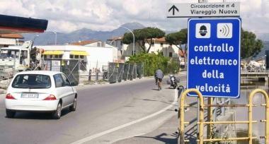 Il cartello segnala il misuratore di velocit&agrave; 