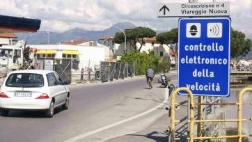 Il cartello segnala il misuratore di velocità