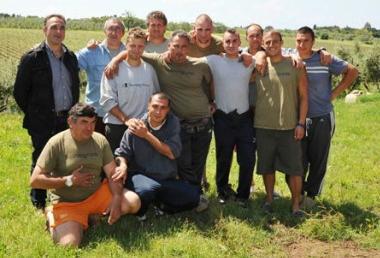 Da sinistra lolio del Paratino, foto di gruppo dei produttori, lagronomo Paolo Granchi e il vino 