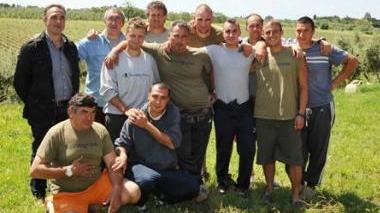 Da sinistra l’olio del Paratino, foto di gruppo dei produttori, l’agronomo Paolo Granchi e il vino