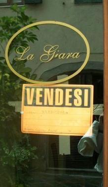 <strong>CARTELLI AFFITTASI E VENDESI </strong>Si vedono sempre più spesso attaccati alle porte d’ingresso dei locali Uno degli ultimi è stato affisso dove prima c’era il ristorante La Giara