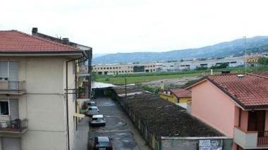 In alto: i tetti al centro della protesta Sopra: dal palazzo di fronte si fa notare la vicinanza