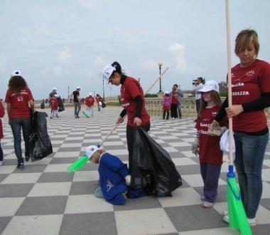 Unimmagine della pulizia sulla Terrazza Mascagni che &egrave; andata in scena ieri mattina e la foto di gruppo per i bambini della classe 3&ordf; B della scuola Natali 