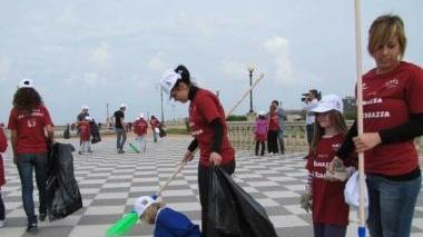Un’immagine della pulizia sulla Terrazza Mascagni che è andata in scena ieri mattina e la foto di gruppo per i bambini della classe 3ª B della scuola “Natali”