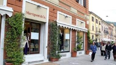 A sinistra la boutique Martignoni a destra Armonia
