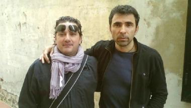 Riccardo Cemerini e Leonardo Filaroni sopra unauto parcheggiata in uno spazio riservato ai disabili   