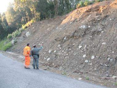 A destra la paurosa frana sulla strada delle Sorgenti a Nugola In basso la frana in via di Popogna     