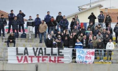 Tifosi del Cecina durante una partita, domenica due di essi sono stati arrestati a Imola