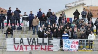 Tifosi del Cecina durante una partita, domenica due di essi sono stati arrestati a Imola