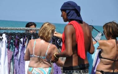 Un venditore ambulante di vestiti in spiaggia 