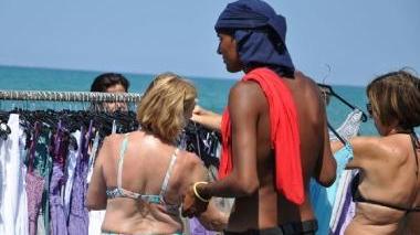 Un venditore ambulante di vestiti in spiaggia