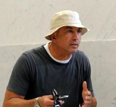 Limprenditore Paolo Borghini mostra le lastre di Calacata tagliate col sistema che sfrutta venature e incrinature del marmo 