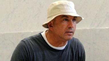 L’imprenditore Paolo Borghini mostra le lastre di Calacata tagliate col sistema che sfrutta venature e incrinature del marmo