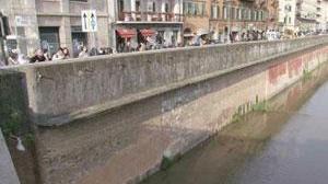 Rischia di affogare nell'Arno per recuperare lo zaino