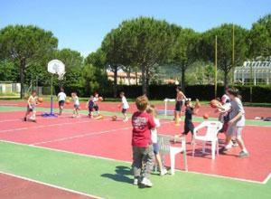 Campi per bimbi in città o al mare per le famiglie in difficoltà