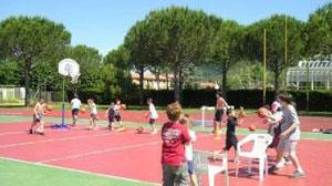 Campi per bimbi in città o al mare per le famiglie in difficoltà