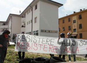 Case occupate, Sgombero rinviato