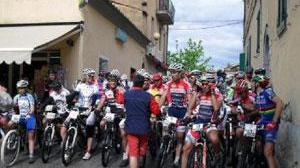 Due momenti della gara disputata sotto la pioggia