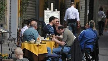 Turisti ai tavolini
