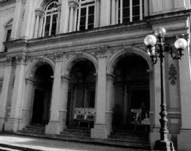 La polizia va al teatro Guglielmi