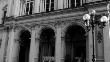 La polizia va al teatro Guglielmi