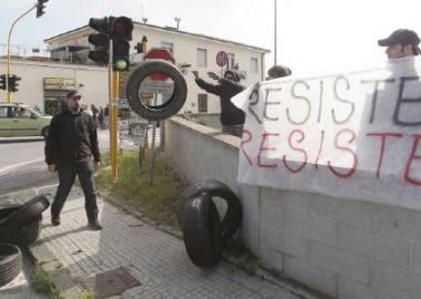 Alcuni momenti della protesta contro il tentativo di sgombero dellimmobile in via Marsala In alto a destra il faccia a faccia con la giunta nel pomeriggio 