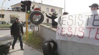 Alcuni momenti della protesta contro il tentativo di sgombero dell’immobile in via Marsala In alto a destra il faccia a faccia con la giunta nel pomeriggio