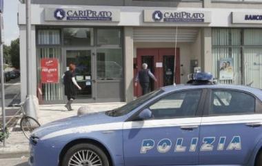 Rapinano la filiale di CariPrato senza nemmeno mostrare le armi