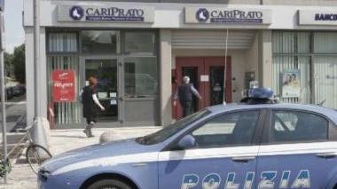 Rapinano la filiale di CariPrato senza nemmeno mostrare le armi