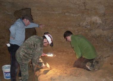 Volontari di Sos Volterra durante i lavori di scavo  