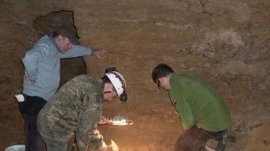 Volontari di Sos Volterra durante i lavori di scavo