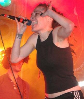 Sara della band Carico suoni sospesi sul palco di Suoni nella Notte nelle vesti di ospite 