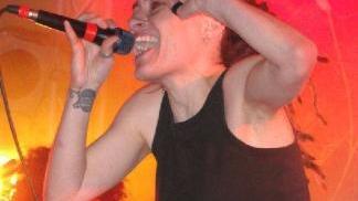 Sara della band Carico suoni sospesi sul palco di Suoni nella Notte nelle vesti di ospite