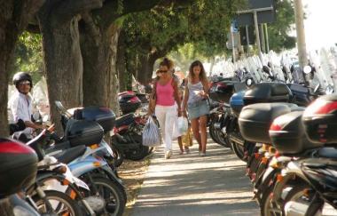 La passeggiata a mare invasa dai motorini lestate scorsa 