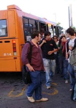 Studenti alla fermata dellautobus 