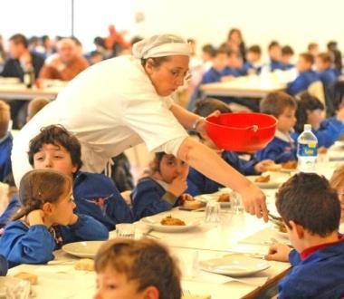 Bambini ad una mensa scolastica  