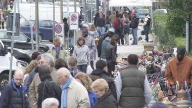 Immigrati africani ad un mercatino