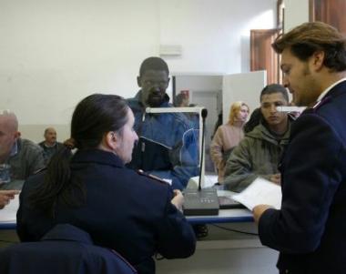 Stranieri in fila allo sportello dellufficio immigrazione    
