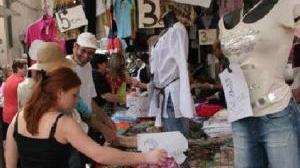 Clienti al mercato del lunedì