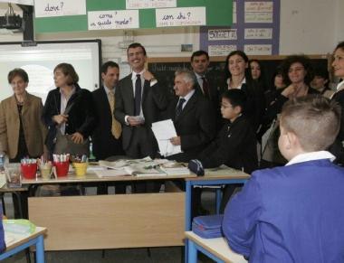 La commissione parlamentare durante la sua visita n una classe della scuola Cesare Guasti 