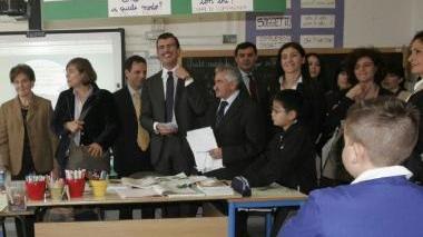 La commissione parlamentare durante la sua visita n una classe della scuola “Cesare Guasti”