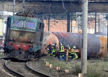 La locomotrice e le cisterne rovesciate 