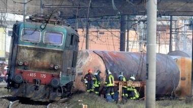 La locomotrice e le cisterne rovesciate
