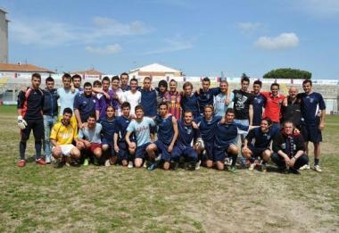 Foto di gruppo dellAs Cecina e dei tifosi, una fase della gara e un divertente prepartita con Mich, il cane di Giacomo Vanni 