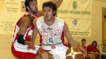 Il biancorosso Daniele Mariotti mentre cerca la via del canestro