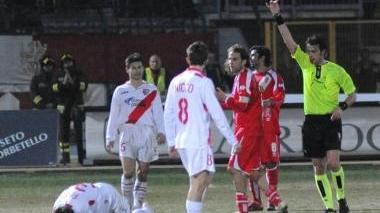 <b>ROSSO</b> Una delle tre espulsioni di Luigi Consonni, qui con il Mantova nel marzo scorso