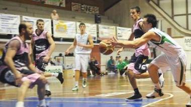 Una fase di un incontro di basket di serie D