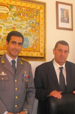 Il colonnello della Guardia di Finanza di Lucca, Antonio Leone con il sindaco Franco Mungai per la firma del protocollo dintesa   