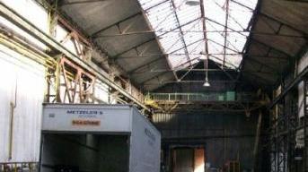 A fianco l’interno del capannone prima dell’avvio dell’attività a destra Marini