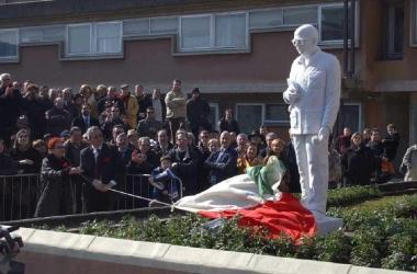 Linaugurazione della statua dedicata a Bettino Craxi 